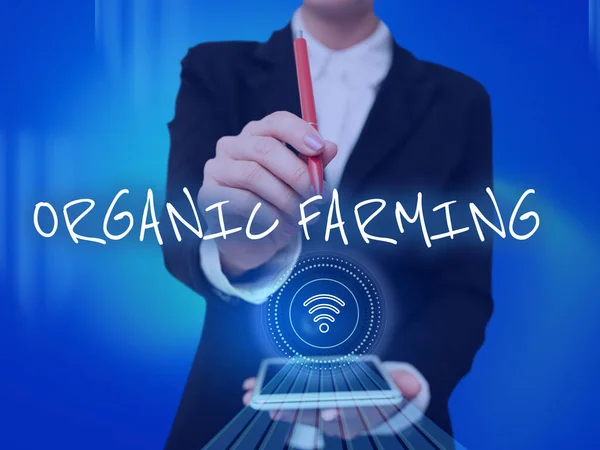 Koncepční zobrazení Organic Farming. Obchodní nápad integrovaný zemědělský systém, který usiluje o udržitelnost Lady Pressing Screen Of Mobile Phone ukazující futuristickou technologii — Stock fotografie