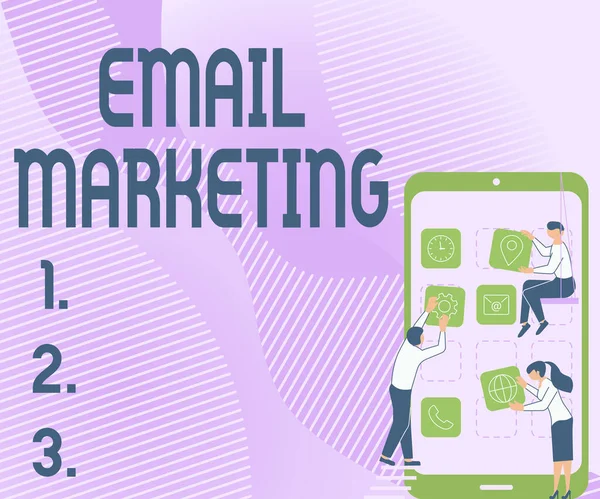 Tekst bijschrift presenteren E-mail marketing. Concept betekent Het verzenden van een commerciële boodschap aan een groep van tonen met behulp van e-mail Drie collega 's dragen S Het versieren van mobiele applicatie. — Stockfoto