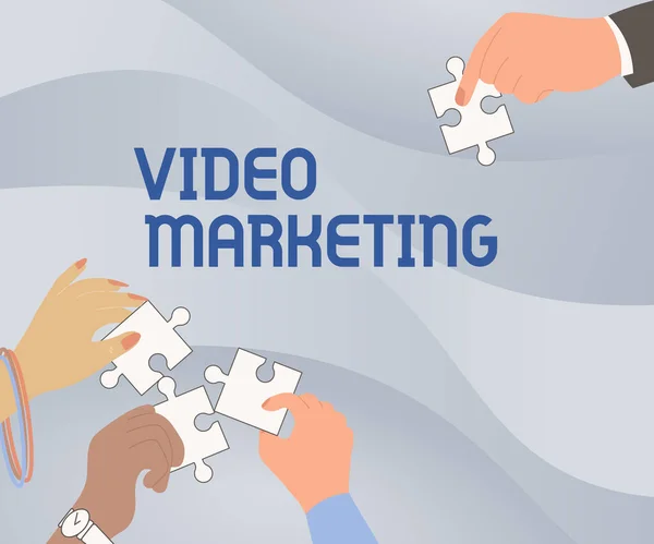 Visualizzazione del segno Video Marketing. Approccio commerciale Video Marketing Illustrazione delle mani che tengono pezzi puzzle aiutandosi a vicenda. — Foto Stock