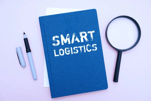 Inspiratie met teken Smart Logistics. Business concept integratie van intelligente technologie in logistiek systeem Kantoorbenodigdheden Over Desk Met Toetsenbord En Bril En Koffie Cup Voor Werken — Stockfoto