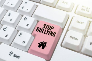 Gösterim metni yazılıyor. Zorbalığı durdurun. İş Konsepti Dövüş ve Bu Agresif Kabul Edilemez Davranış Yazma Çevrimiçi Ağ Protokolleri, Yeni Güvenlik Duvarı Programı Oluşturma