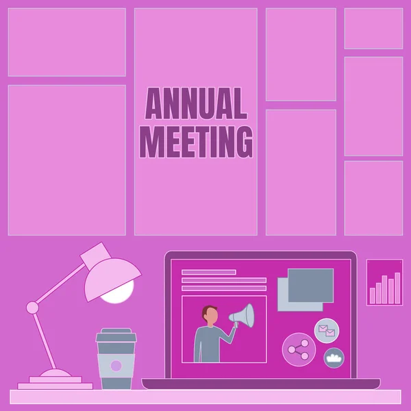 Kézírás tábla éves találkozó. Internet Concept Éves összejövetele egy szervezet érdekelt részvényesek Laptop egy asztalon mellett kávé bögre és íróasztal lámpa bemutatása munkafolyamat. — Stock Fotó