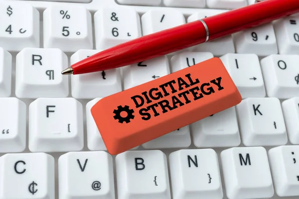 디지털 전략 (Digital Strategy) 문서 작성. 비즈니스 아이디어는 기술을 사용하여 온라인 친구와 의 비즈니스 성과를 향상시키고 인터넷 상 에서의 구체적 인 정보를 만드는 것에 초점을 맞춘다. — 스톡 사진