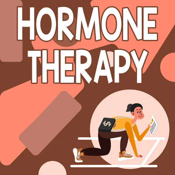 Podpis tekstowy przedstawiający terapię hormonalną. Internet Pojęcie wykorzystania hormonów w leczeniu objawów menopauzy Kobieta niosąca teczkę Czytanie gazet Przygotowanie do rozpoczęcia inwestowania. — Zdjęcie stockowe