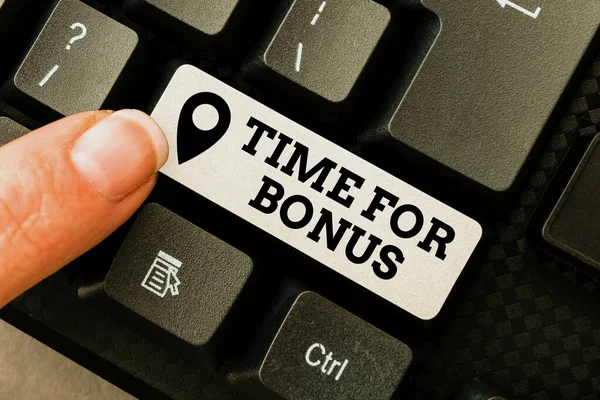 Escrevendo exibindo texto Time For Bonus. Ideia de negócio uma soma de dinheiro adicionada a uma pessoa s é salários como uma recompensa Preencher formulários de inscrição on-line, Recolha e edição de dados da Internet — Fotografia de Stock