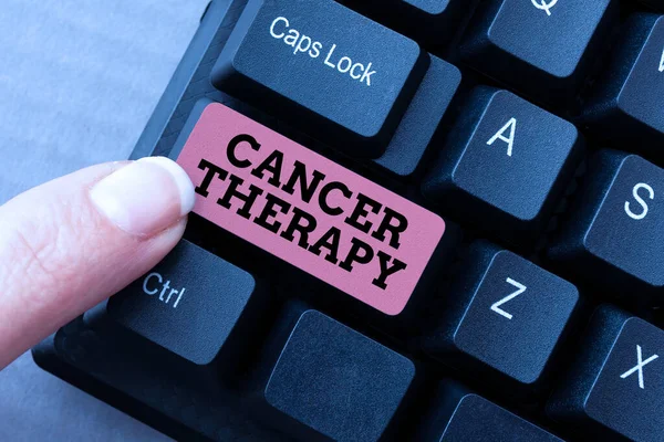 Konceptualna terapia nowotworowa. Fotografia konceptualna leczenia raka u pacjenta często z chemioterapią Streszczenie Wpisywanie zaproszeń online, Ustalenie programu przetwarzania tekstu — Zdjęcie stockowe