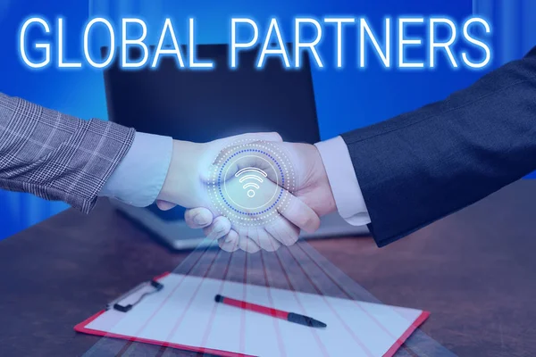 Handschrifttekst Global Partners. Concept betekent Twee of meer bedrijven uit verschillende landen werken als een team Hands Shaking Signing Contract Unlocking New Futuristic Technologies. — Stockfoto