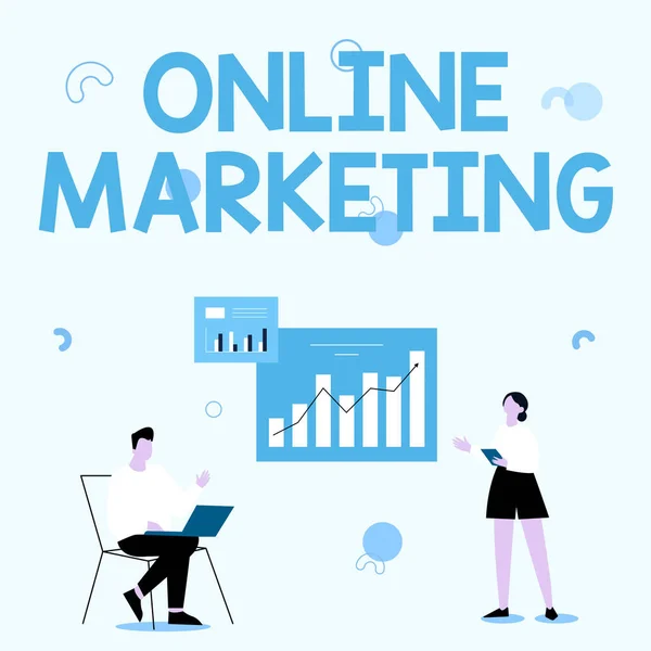 Konceptuell bildtext Online Marketing. Internet Concept form reklam som använder Internet leverera kundbehov Man Använda laptop och flicka stående dela idéer för förbättring. — Stockfoto