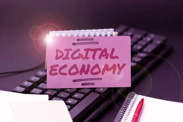 テキストの表示デジタル経済の書き込み。現代技術を用いて構築された経済発展のための言葉オンラインウェブサイト情報の入力, Ebookコンテンツの編集と更新 — ストック写真