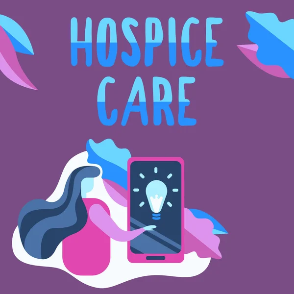 Tekstbord met Hospice Care erop. Business showcase richt zich op de palliatie van een chronisch zieke patiënten Lady Pressing Screen Of Mobile Phone Showing The Futuristic Technology. — Stockfoto