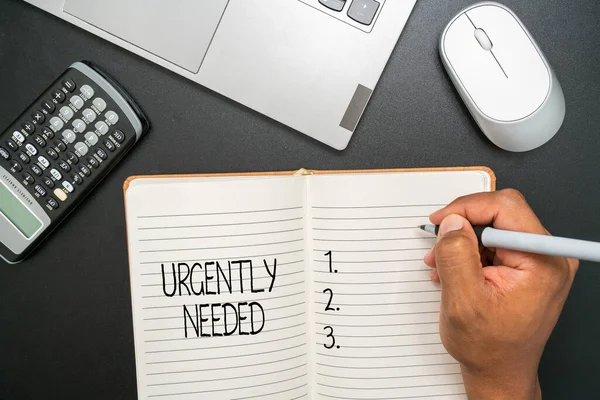 Handschrift teken dringend nodig. Zakelijk concept Dringend nodig Kantoorbenodigdheden Over Bureau met Toetsenbord en Bril en Koffie Cup Voor het werken — Stockfoto