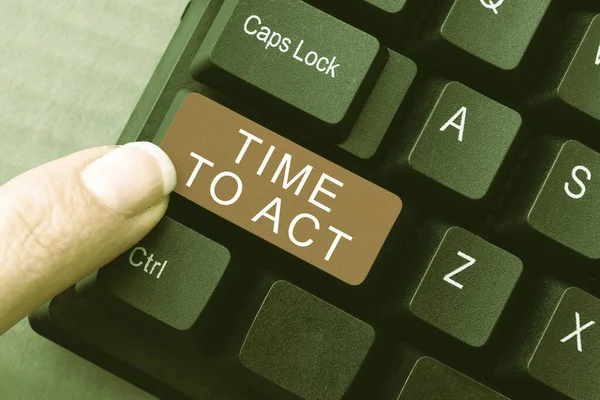 Bildunterschrift: Time To Act. Unternehmensübersicht Mach es jetzt sofort! Es muss etwas getan werden: Beispiel Arbeitsvertrag eintippen, Online-Talkshow-Audio übertragen — Stockfoto
