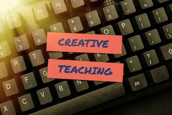 Podpis tekstowy przedstawiający Creative Teaching. Biznes zaprezentować akt coachingu w nowatorski sposób, który promuje wzrost Typing Program Harmonogram, Przepisywanie i Debugowanie Program Kody smyczkowe — Zdjęcie stockowe