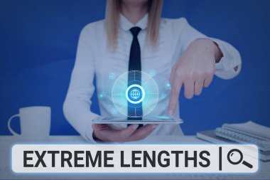 El yazısı işareti Aşırı Uzunluk. İnternet Konsepti, Geleceğin Teknolojisini Gösteren Mobil Telefonun Kadın Baskı Ekranı 'nı daha iyi yapmak için büyük ya da aşırı çaba sarf ediyor.