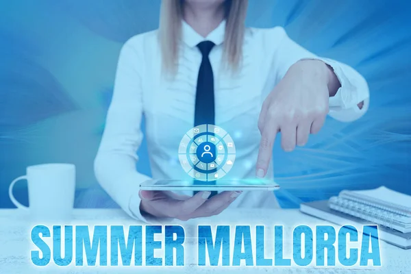 El yazısı tabelası Summer Mallorca. Tatil sezonunu İspanya 'nın Balear adalarında harcayan İnternet Konsepti Geleceğin Teknolojisini Gösteren Cep Telefonunun Kadın Baskı Ekranı — Stok fotoğraf
