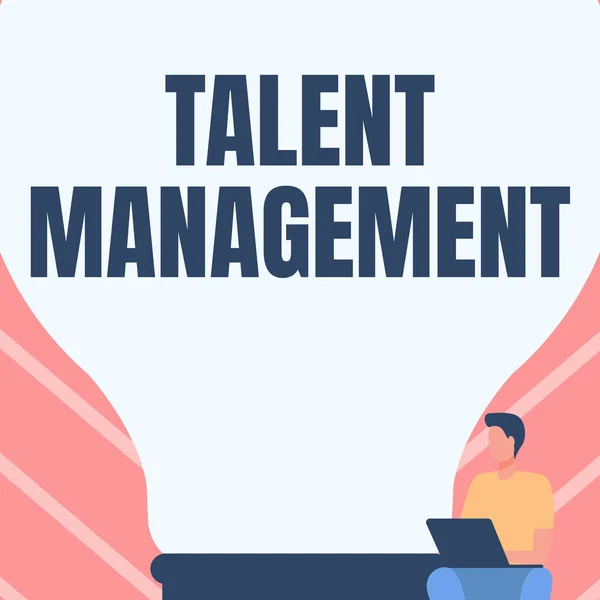 Inspiration, die Zeichen von Talent Management zeigt. Word for Acquiring Einstellung und Bindung talentierter Mitarbeiter Gentleman Sitzen und Verwenden von Laptop neben einer großen Glühbirne. — Stockfoto