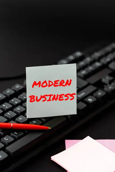 Modern Business 'ın el yazısı. Yeni tanıtılan kavramlarla yeni kurulan iş konsepti Yazılı Belgeleri Çevrimiçi Yayınlama, Uzun Dönem Sözleşmesi Yazma — Stok fotoğraf