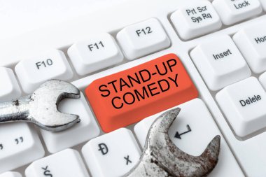 El yazısı metin stand up komedisi. İş yaklaşımı komedyeni canlı izleyiciler önünde konuşma yapıyor Çevrimiçi Arkadaşlarla İletişim kuruyor, İnternette Tanışmalar Yapıyor