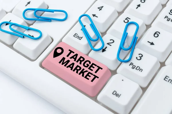 Bildunterschrift: Target Market. Internet-Konzept Besondere Verbrauchergruppe, auf die ein Produkt abzielt Tippen von Firewall-Programmcodes, Schreibmaschinenregeln und Verordnungen Buch — Stockfoto