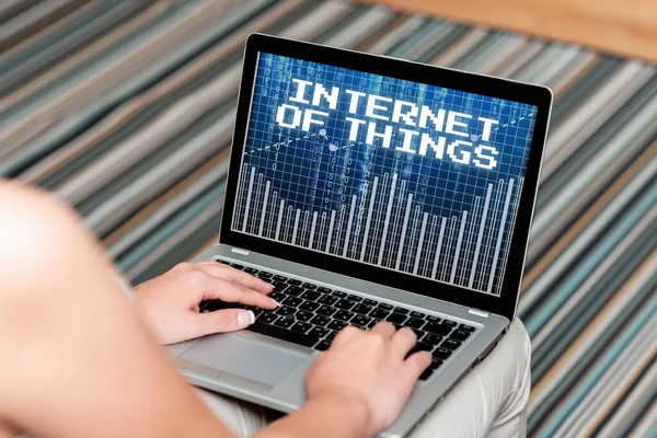 Texto mostrando inspiração Internet Of Things. Conexões de rede de fotos conceituais manufatura inovadora e indústria inteligente Mulher sentada com laptop vista traseira superior trabalhando em casa. — Fotografia de Stock