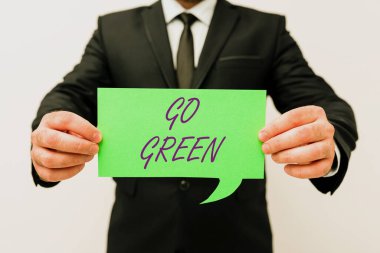 Metin gösterimi yazılıyor, Go Green. Yeni Planlar ve Planlama Sürecini Gösteren Fikirler Sunulurken Çevre dostu kararlar alma sözcüğü