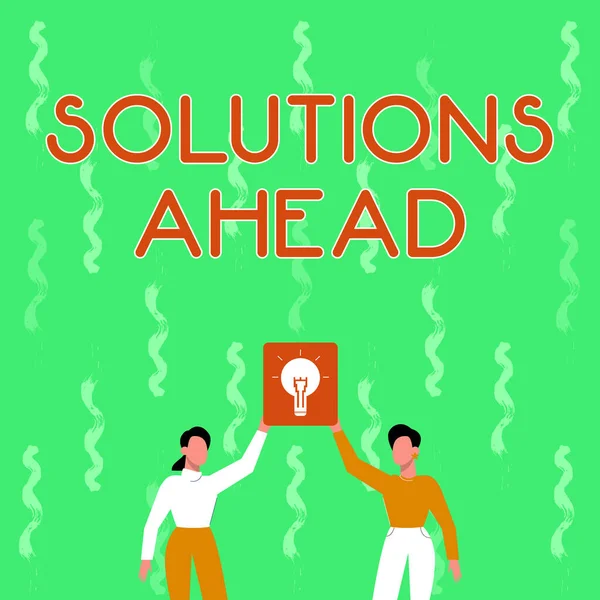 Inspiráció, amely a megoldásokra mutat. Üzleti ötlet előre cselekvés vagy folyamat a probléma megoldására, vagy két kolléga Holding Lamp bemutatása Új eredmény elérése. — Stock Fotó