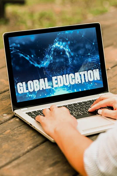 Inspiracja ukazująca oznaki edukacji globalnej. Przegląd biznesu interdyscyplinarne podejście do koncepcji uczenia się niezbędne Laptop Umieszczone Odpoczynek na stole Praca w parku Wykonywanie zdalnych miejsc pracy. — Zdjęcie stockowe