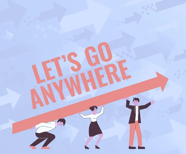 Textzeichen mit Let S Go Anywhere. Konzept bedeutet, dass man jemanden auffordert, neue Orte zu besuchen, Fremde trifft Vier Kollegen zeichnen stehend einen großen Pfeil für den Erfolg. — Stockfoto