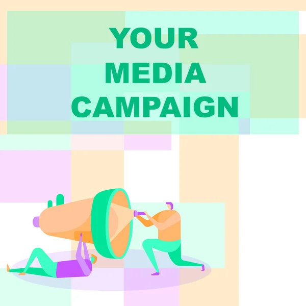 Υπογραφή κειμένου που δείχνει την Εκστρατεία Μέσων. Word for your Media Campaign Εργαζόμενοι που βοηθούν ο ένας τον άλλο με φακό για να διορθώσετε Megaphone. — Φωτογραφία Αρχείου