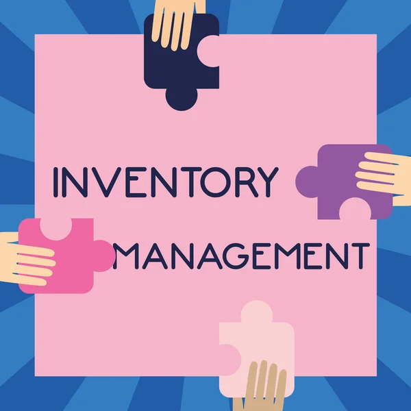 Conceptual caption Inventory Management. Concepto empresarial Supervisión del control del almacenamiento de existencias y precios Ilustración de manos sosteniendo piezas de rompecabezas cada lado de la caja. —  Fotos de Stock