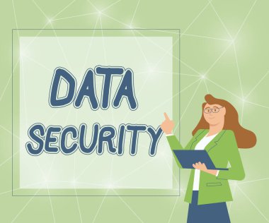 El yazısı levhası Data Security. Ticari yaklaşım, verileri yetkisiz erişimden koruma süreci. İş kadını, dizüstü bilgisayarını elinde tutuyor ve fikirleri sunuyor..