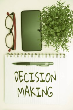 Metin Kararı Yazma Yazılıyor. İki ya da daha fazla olasılığın olduğu ofis malzemeleri ile klavye, bardak ve kahve fincanı arasında seçim yapma eylemi.