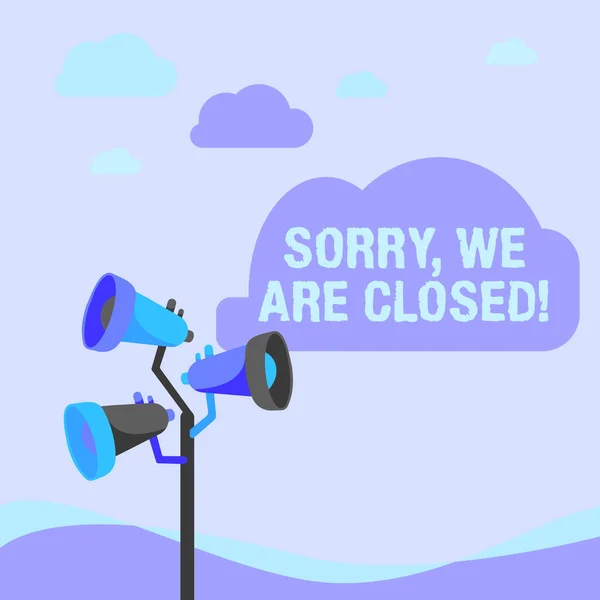 Εμφάνιση πινακίδας Συγγνώμη, είμαστε κλειστά. Επιχειρηματική βιτρίνα συγγνώμη για το κλείσιμο των επιχειρήσεων για συγκεκριμένο χρονικό διάστημα Pole Megaphones Σχέδιο Κάνοντας Ανακοίνωση προς Ανοικτό Χώρο. — Φωτογραφία Αρχείου