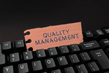 Kalite Yönetimi sunan metin başlığı. İş Fikri Mükemmellik Seviyesi Yüksek Standart Ürün Servislerini Korumak Yeni Ekran Başlığı Fikirleri, Yazı Oyunları Senaryo Kavramları Düzenlemek