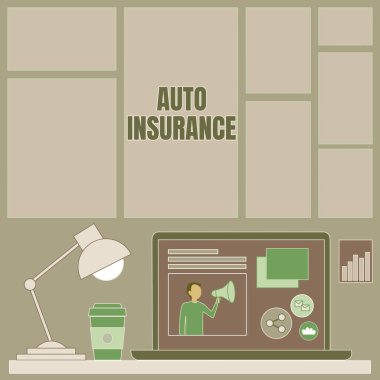 El yazısı tabelası Otomobil Sigortası. Finansal kayıplara karşı korunma üzerine yazılmış bir kelime. Laptop, kahve fincanı ve çalışma sürecini gösteren masa lambasının yanında..