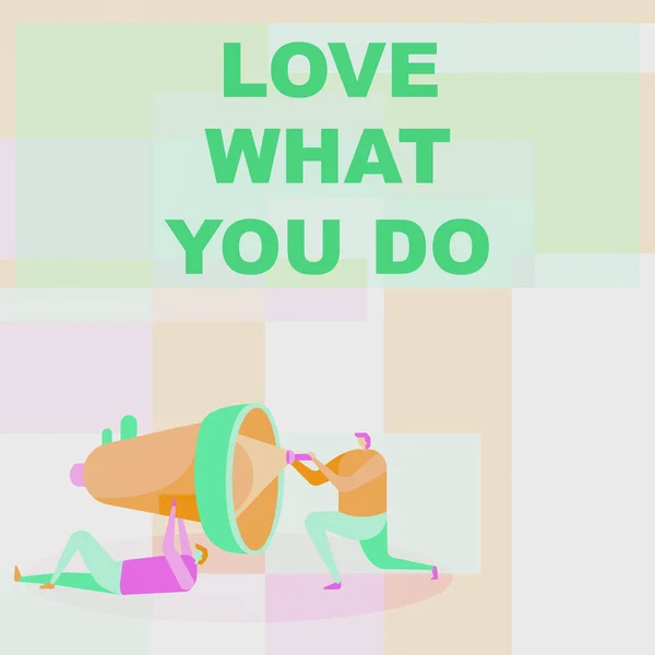 Írd alá, hogy "Szeresd, amit csinálsz". Word for Hogy a dolgok, hogy tetszik élvezni a pozitív hozzáállás Munkások Rajz Segítségnyújtás Egymás zseblámpával rögzíteni Megafon. — Stock Fotó