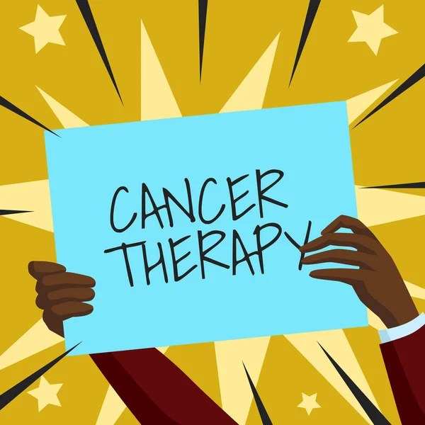 手書きのサインがん治療.手術を受けた患者のがん治療について書かれた言葉化学療法針星に囲まれた新しいアイデアを示す紙を保持. — ストック写真
