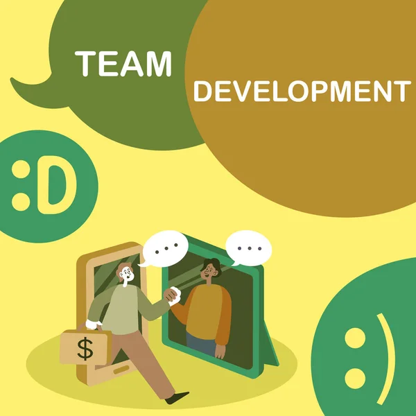 Koncepcyjny wyświetlacz Team Development. Słowo Wpisany na dowiedzieć się, dlaczego i jak małe grupy zmieniają się w czasie z wykresami Dwóch kolegów Spotkanie Online Dyskusja o przyszłych projektach Pomysły. — Zdjęcie stockowe