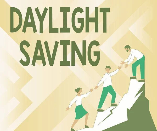 Texto mostrando inspiração Daylight Saving. Conceito que significa tecnologias de armazenamento que podem ser usadas para proteger dados Colegas Escalando para cima Alcançando o sucesso da montanha Apresentando o trabalho em equipe. — Fotografia de Stock