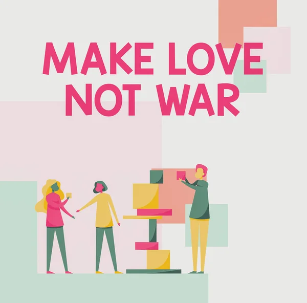 Conceptuele vertoning Make Love Not War. Business idee Vecht niet tegen elkaar hebben vrede en genegenheid Drie collega 's staan elkaar te helpen met bouwstenen. — Stockfoto