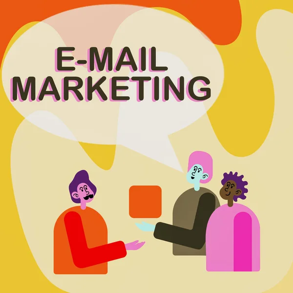 Inspiration, die Zeichen E-Mail Marketing zeigt. Konzept: Senden einer kommerziellen Nachricht an eine Gruppe von Zeigenden mit Hilfe von E-Mail-Kollegen Zeigt Würfel stellvertretend für Teamarbeit Diskussion zukünftiger Projekt. — Stockfoto