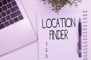 Konum Bulucu sunan metin başlığı. Konsept fotoğraf A servisi, seçilmiş bir yerin adresini bulmak için klavye, klavye, bardak ve çalışmak için kahve fincanı kullanıyordu.