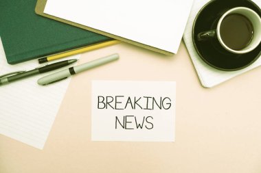 Son dakika haberlerini gösteren bir mesaj. İnternet Konsepti Özel Raporu Mevcut Flashnews Ofis Malzemeleri üzerinde Klavye, gözlük ve Çalışmak İçin Kahve fincanı