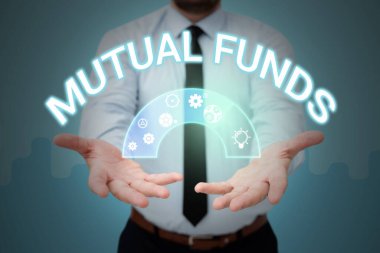 Karşılıklı Fonları sunan metin başlığı. İş fikri. Hisse senedi hissedarları tarafından finanse edilen bir yatırım programı. Takım elbiseli bir işadamı, yenilikçi bir düşünceyi temsil ediyor..