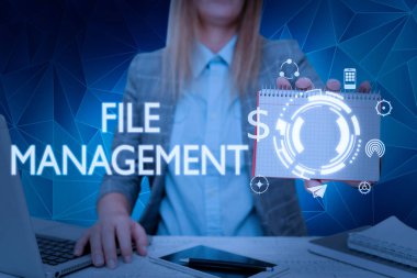 Dosya Yönetimini sunan metin başlığı. Verileri yönetmek için kullanıcı arayüzü sağlayan iş konsepti bilgisayar programı Takım elbiseli bayan yenilikçi düşünceyi temsil eden not defteri tutuyor.