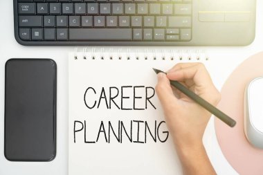 Kariyer Planlama 'yı gösteren bir ilham. Kariyer hedeflerinizi stratejik olarak planlayın ve başarılı olun Klavye ve Gözlüklü Ofis Malzemeleri ve Çalışmak İçin Kahve Fincanı