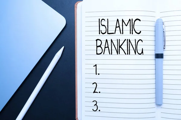 이슬람 은행 (Islamic Banking) 이란 문자를 쓴다. 이슬람 법 사무소의 원칙에 근거 한 사업 홍보 은행 시스템 제공 Over Desk With Keyboard And Glasses And Coffee Cup For Working — 스톡 사진