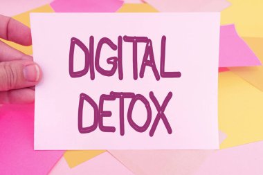 Kavramsal görüntü Dijital Detox. Elektronik Aygıtlardan Kurulmamış İşletme Konsepti Eklenmemiş Çoklu Koleksiyon Ofisi Kırtasiyesi Fotoğrafı Tablo Üzerine Yerleştirilmiş