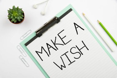 Bir Dilek Tut ilhamını gösteren metin. Gelecek olaylarla ilgili rüyalar görmek için kavram. Pozitif olmak için Çeşitli Koleksiyon Ofisi Kırtasiyesi Fotoğrafı Tablo Üzerine yerleştirilmiş