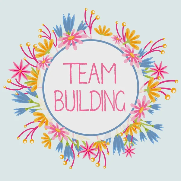 Legenda do texto apresentando Team Building. Visão geral dos negócios Tipos de atividades usadas para melhorar as relações sociais Quadro decorado com flores coloridas e folhagem Organizado Harmoniosamente. — Fotografia de Stock